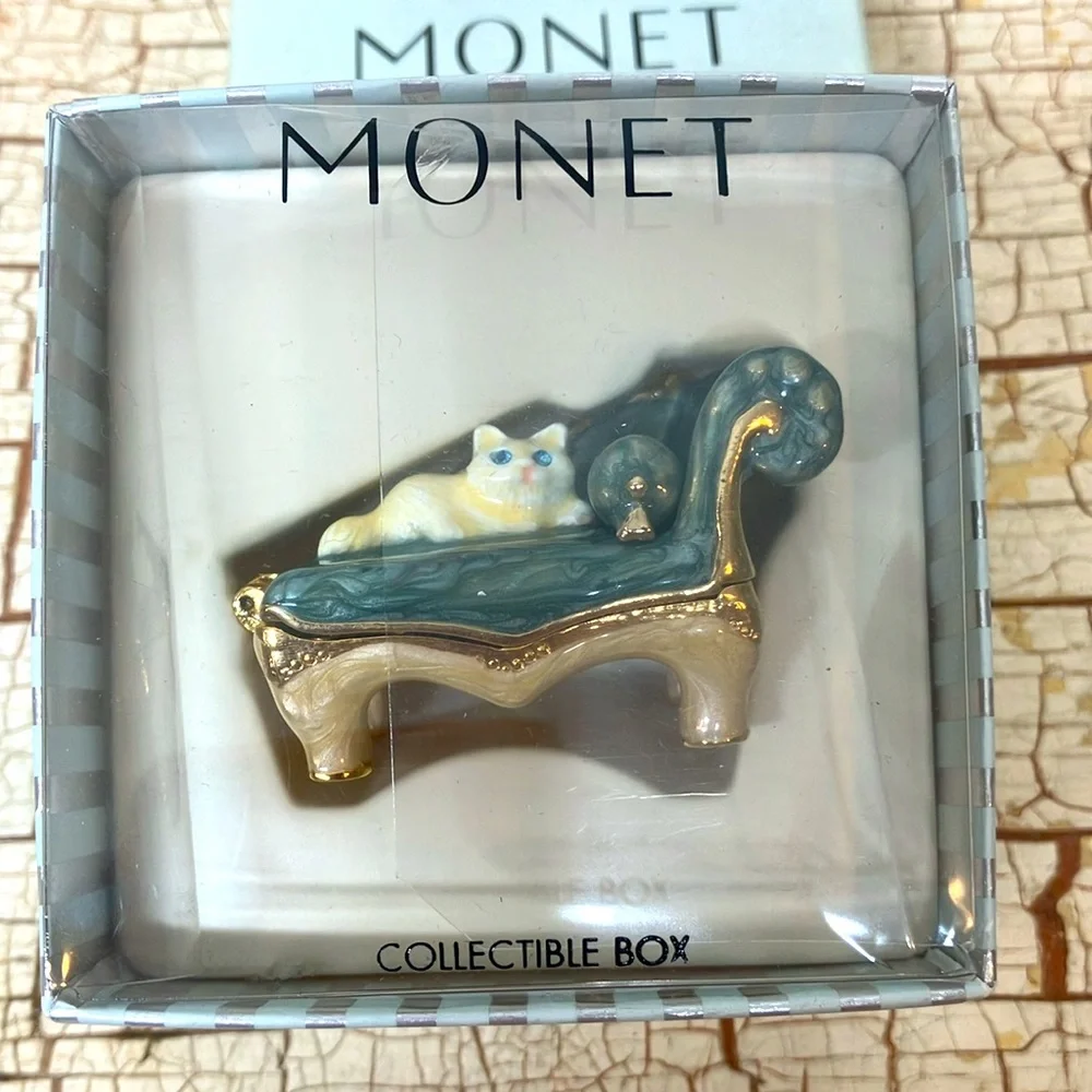 MONET “Chaise Lounge Cat